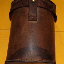 ETUI EN CUIR ROND  REGLEMENTAIRE DE L'ARMEE FRANCAISE  , A NOTER IL FAUT OUVRIR LA LANGUETTE AVEC D