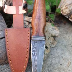 Couteau de Chasse Dague de Chevalier Damas Lame Acier 256 Couches Manche Bois Fabr Artisan Etui Cuir