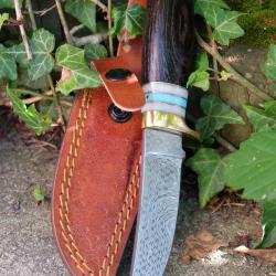 Puukko Couteau Damas Lame Trailing Point 256 Couches Manche Bois F Artisanale Etui Cuir Nordic Style