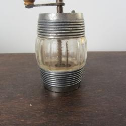 Moulin à poivre acier et verre moulé 1940-1950