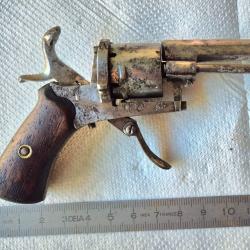 Minuscule revolver 5 mm a broche tres bon etat de fonctionnement mais esthétique a voir