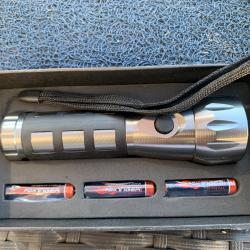 Lampe multi leds en aluminium avec pile et dragone dans coffret cadeau