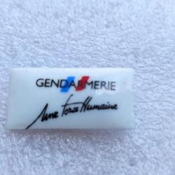 PINS GENDARMERIE NATIONALE  UNE FORCE HUMAINE PUB PORCELAINE MODELE RECTANGLE
