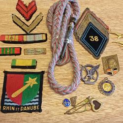 Lot militaria - insignes médailles écussons fourragère grades + cadeaux