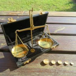 Balance de précision portative d'apothicaire contemporaine en laiton doré de style vintage