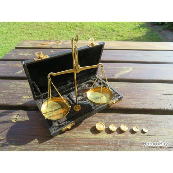 Balance de précision portative d'apothicaire contemporaine en laiton doré de style vintage