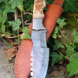 Couteau de Chasse Bowie Damas Lame & Garde 256 Couches Manche Corne Bélier Fabr Artisanale Etui