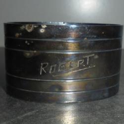 ANCIEN ROND DE SERVIETTE en MÉTAL ARGENTÉ ATTITRÉ à " ROBERT "