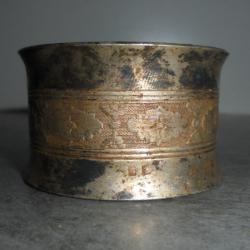 ANCIEN ROND DE SERVIETTE en MÉTAL ARGENTÉ à DÉCOR de FRISE FLORALE Poinçons