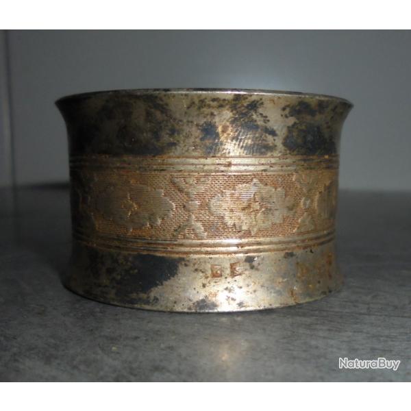 ANCIEN ROND DE SERVIETTE en MTAL ARGENT  DCOR de FRISE FLORALE Poinons