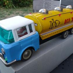 jouet camion citerne en tole a friction oil tanker