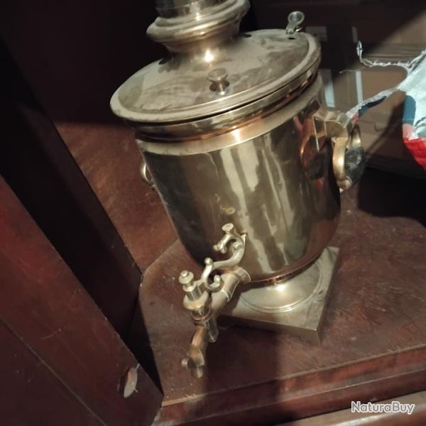 Samovar russe en laiton pur 5 kg environ.