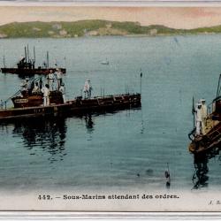 CPA - MARINE DE GUERRE -  Sous - Marin attendant des ordres N°1075