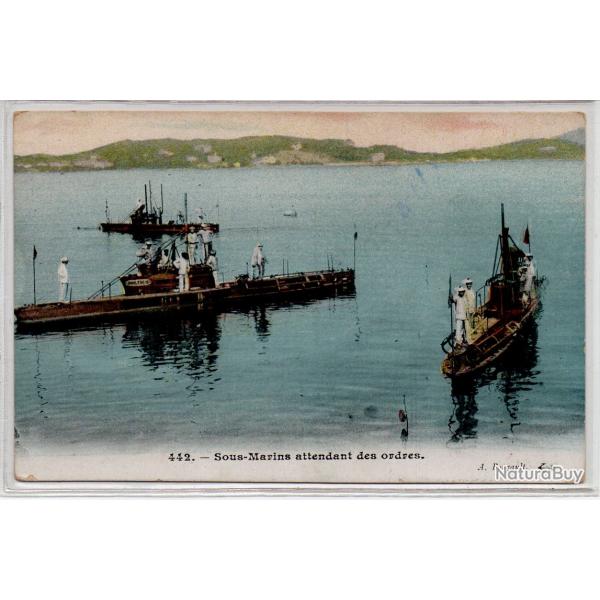 CPA - MARINE DE GUERRE -  Sous - Marin attendant des ordres N1075