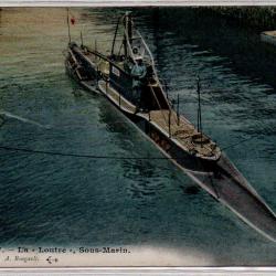 CPA - MARINE DE GUERRE - La " Loutre  "  Sous - Marin N°1077