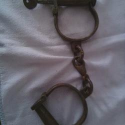 Entrave pour transport de prisonniers