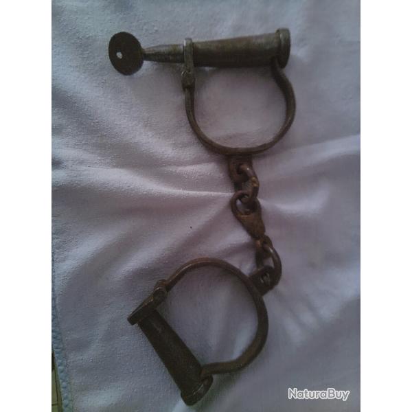 Entrave pour transport de prisonniers