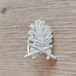INSIGNE METAL ALLEMANDE DE FEUILLES DE CHÊNE ET GLAIVES POUR CROIX DE FER