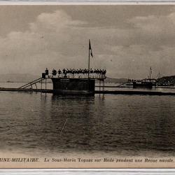 CPA - MARINE DE GUERRE - Le Sous -Main Topaze sur Rade pendant une Revue navale N°1087