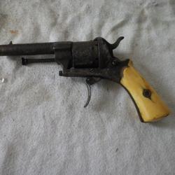 PISTOLET REVOLVER DE POCHE A BROCHE TYPE LEFAUCHEUX.PLAQUETTES DE CROSSE EN IVOIRE, CALIBRE 7,5mm DÉ