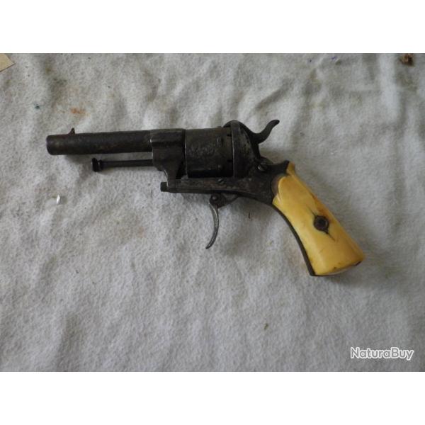 PISTOLET REVOLVER DE POCHE A BROCHE TYPE LEFAUCHEUX.PLAQUETTES DE CROSSE EN IVOIRE, CALIBRE 7,5mm D