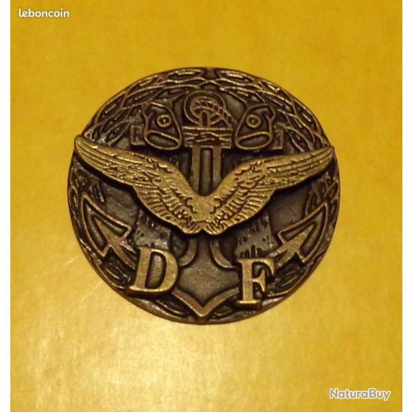 MEDAILLE DES DOUANES FRANCAISES AVEC INSIGNE AVIATEUR , DIAMETRE 55 MM POIDS 40 GRAMMES , BON ETAT V