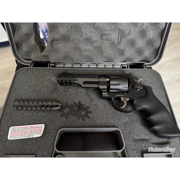 Smith & Wesson Military and Police R8