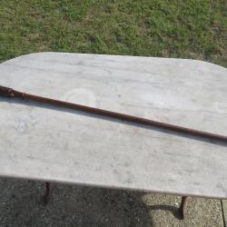 Ancienne canne droite en bois avec pommeau sculpté, et passage de dragonne - FRANCE (Vers 1900)