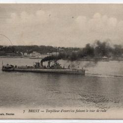 CPA - Marine de Guerre  - BREST Torpilleur d'exercice faisant le tour de rade N°1114