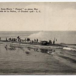 CPA - Marine de Guerre  - Sous - Marin " Fresnel " en pleine Mer   N°1115