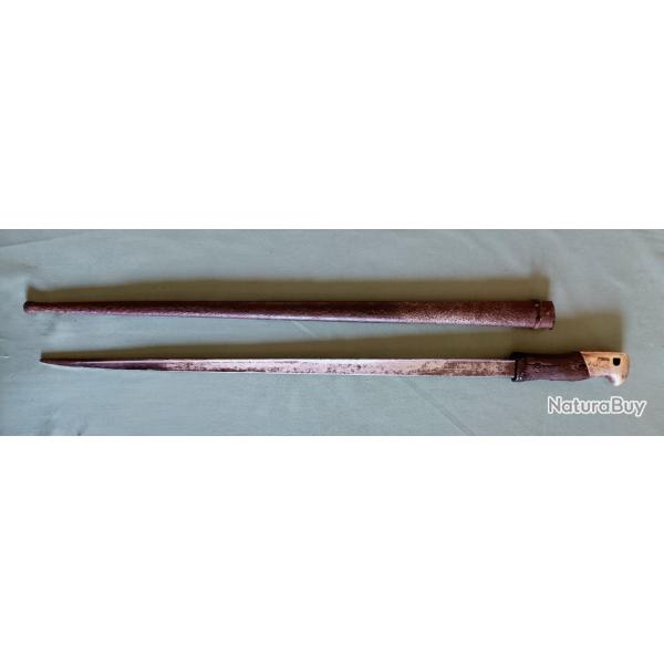 Ancienne baonnette pe grave sur sa lame Mre d'Armes de St Etienne 8bre de1880 avec son tui.