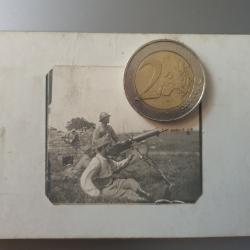Photo petit format poilus avec mitrailleuse MG 08 de prise datée 1917 au dos