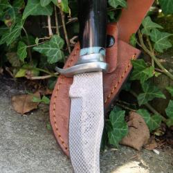 Poignard Couteau de Chasse Lame Acier Carbone 1055 Manche Résine Acier Etui Cuir F Artisanale