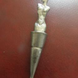 Bouchon de bouteille vintage en étain signé Carol Boyes représentant une femme nue.