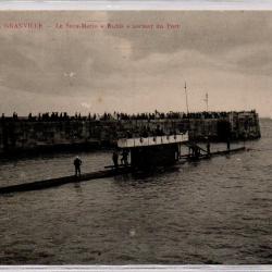 CPA -Marine de Guerre -  Le Sous-Marins " Rubis "sortant du Port  N°1148