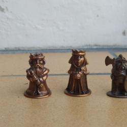 FIGURINE KINDER METAL ECHIQUIER REINE ET ROI ET SOLDAT