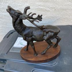 Cerf en bronze sur socle en bois pas signé  mais très bien exécuté