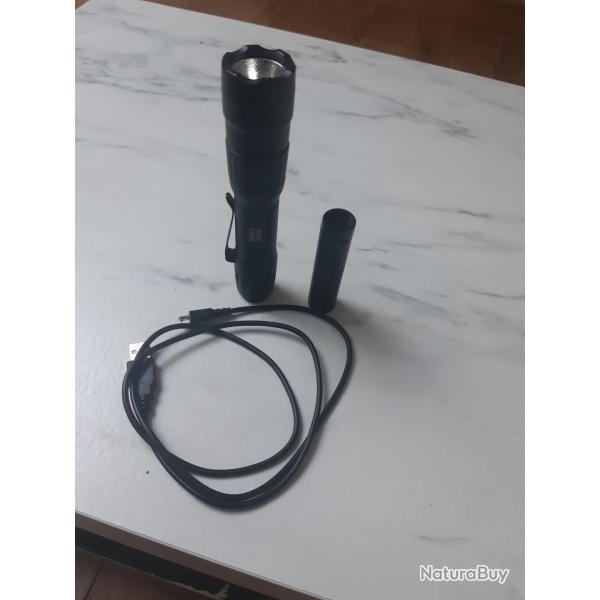 Lampe Torche tactique rechargabe pelican 7600