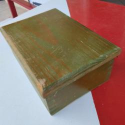 A SAISIR - Jolie boite en bois massif pouvant contenir un pistolet de coffre ou autres