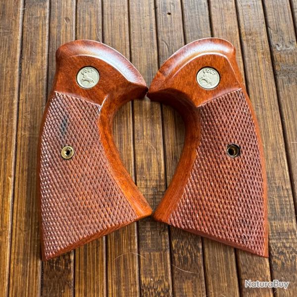 PAIRE DE PLAQUETTES EN BOIS POUR COLT 1882-89-95-1901-1903 et similaire