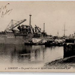 CPA - Marine de Guerre - Un grand Cuirassé de 24.000 tonnes en achèvement à flot N°1190