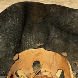 CUIR DE PROTECTION du CASQUE ALLEMAND de la SECONDE GUERRE.