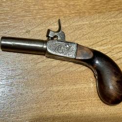 Pistolet à coffre gravé à Percussion canon dévissable