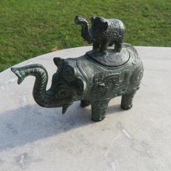 Sculpture formant boite couverte en bronze patiné à représentant un éléphant avec éléphanteau