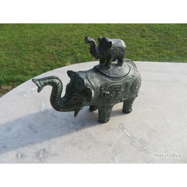 Sculpture formant boite couverte en bronze patin  reprsentant un lphant avec lphanteau