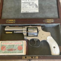 SPLENDIDE SMITH & WESSON HAND EJECTOR PLAQUETTES IVOIRE CAL 32 SWL