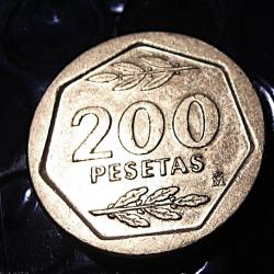 Espagne  piece  de 200 pesetas (carlos I ) 1986  ttb