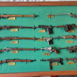50 répliques d'armes  miniatures plus 5 tableaux collection hachette voir les photos