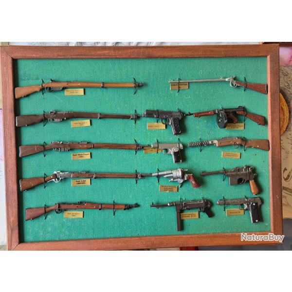 50 rpliques d'armes  miniatures plus 5 tableaux collection hachette voir les photos