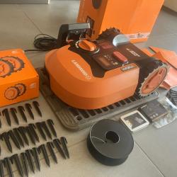 Robot tondeuse connecté WORX LANDROID - Jusqu'à 700m² - WR142E - M700